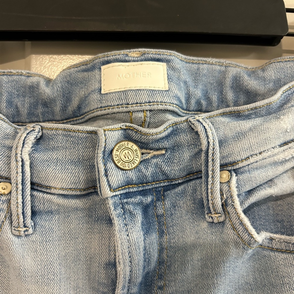 MOTHER The Insider Crop Step Chew light wash jeans - Picture 4 of 9